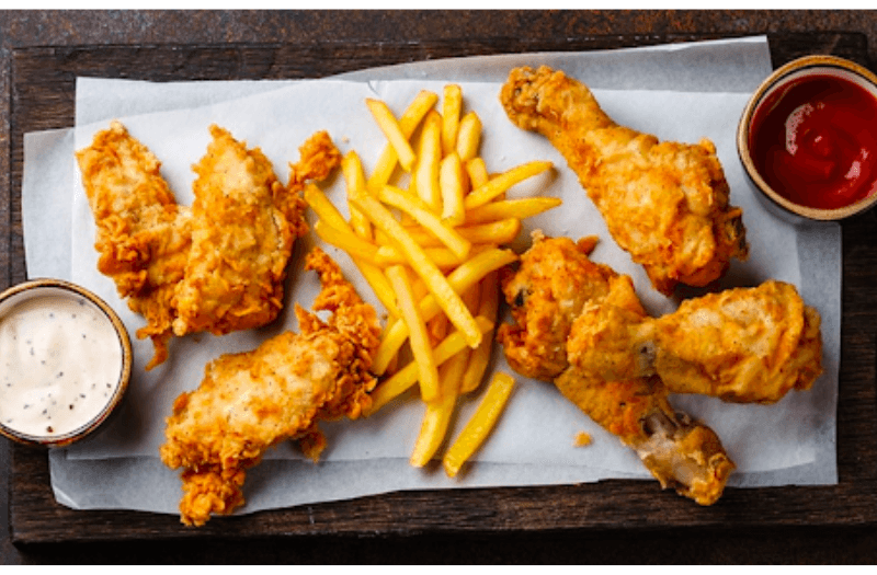 Không chọn đồ ăn chiên rán, nhiều dầu mỡ sau khi mổ mắt