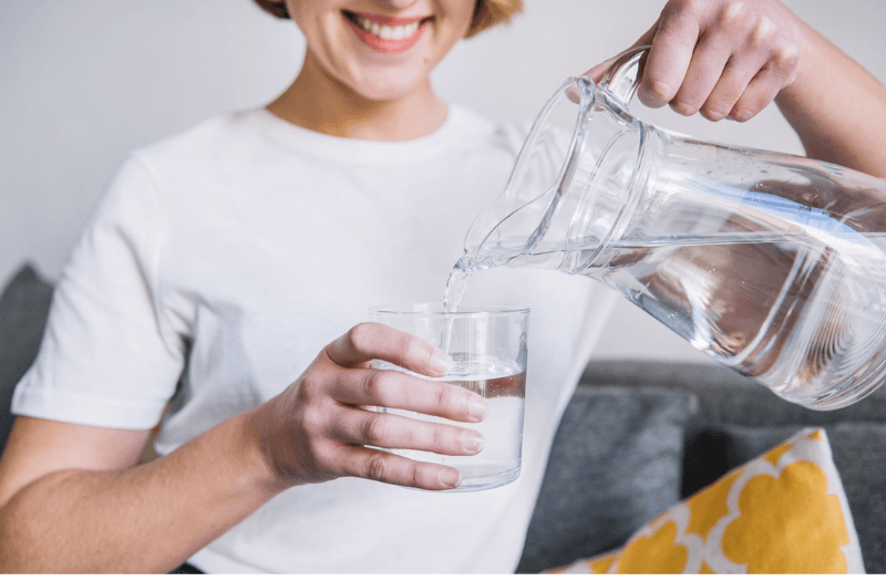 Duy trì thói quen uống đủ nước giúp mắt nhanh hồi phục